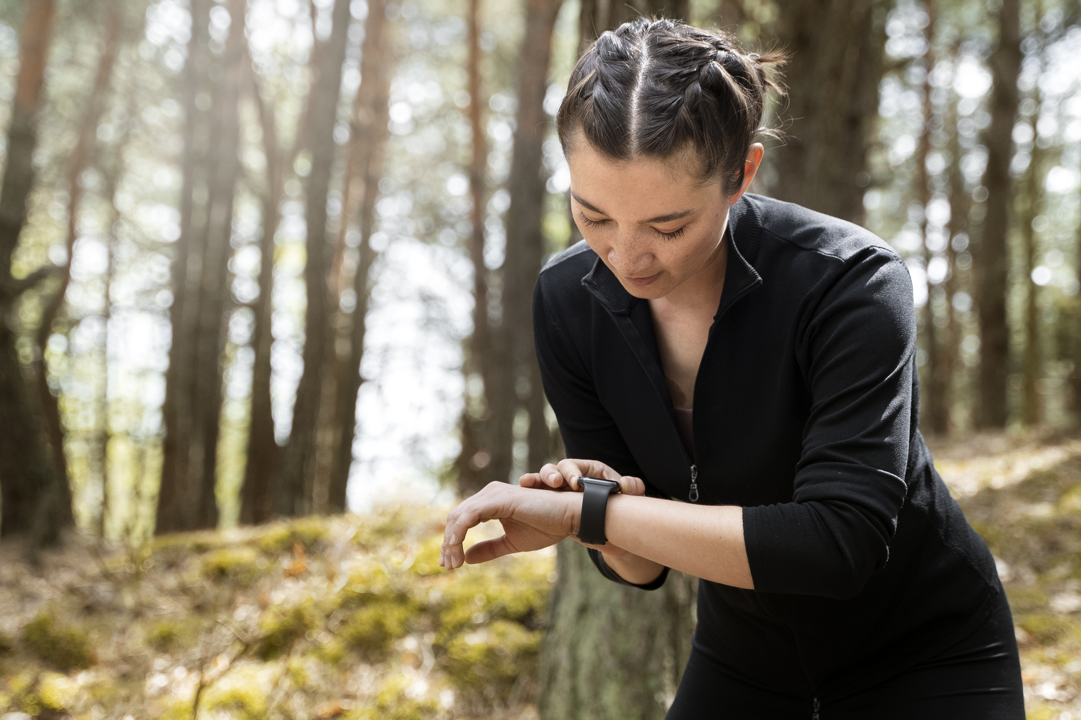 Une femme regarde sa montre connectée après un effort